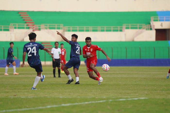 Aksi Yakob Sayuri dalam latihan bersama Malut United FC dan Barito Putera di Stadion Sultan Agung, Bantul, Rabu (17/7/2024).