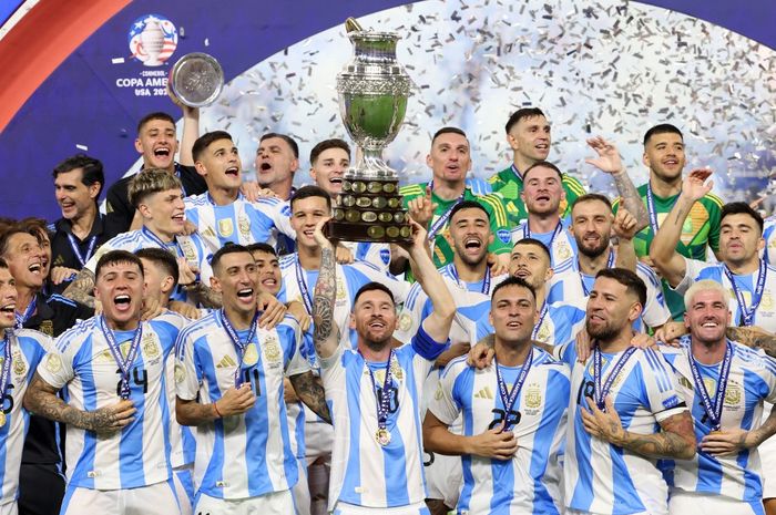 Lionel Messi mengangkat trofi juara Copa America 2024 yang diraih timnas Argentina usai kalahkan Kolombia di final.