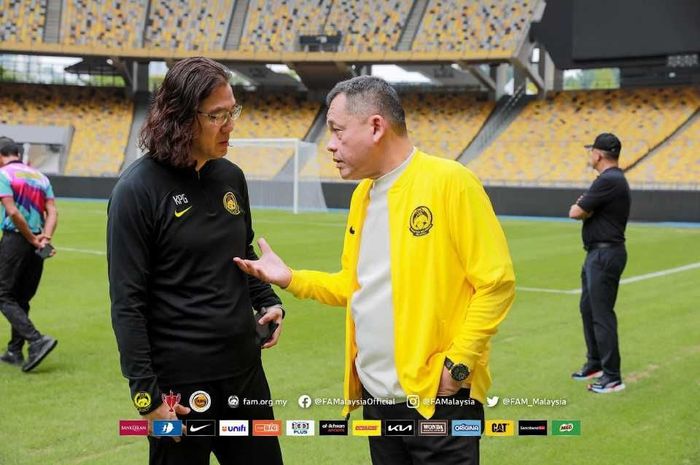 Kim Pan-gon sedang berbicara dengan Presiden Asosiasi Sepak Bola Malaysia (FAM) Datuk Hamidin Mohd Amin.