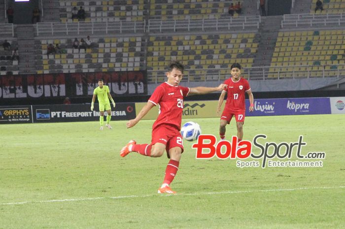 Pemain Timnas U-19 Indonesia Arlyansyah Abdulmanan sedang melakukan tendang di Stadion Gelora Bung Tomo, Surabaya, Jawa Timur, Rabu (17/7/2024)