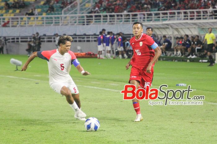 Kapten Timnas U-19 Indonesia, Dony Tri Pamungkas (kanan) beradu lari dengan Kapten Filipina U-19 Merino Martin Joshua Leonor (kiri) di Stadion Gelora Bung Tomo, Surabaya, Jawa Timur, Rabu (17/7/2024) malam.