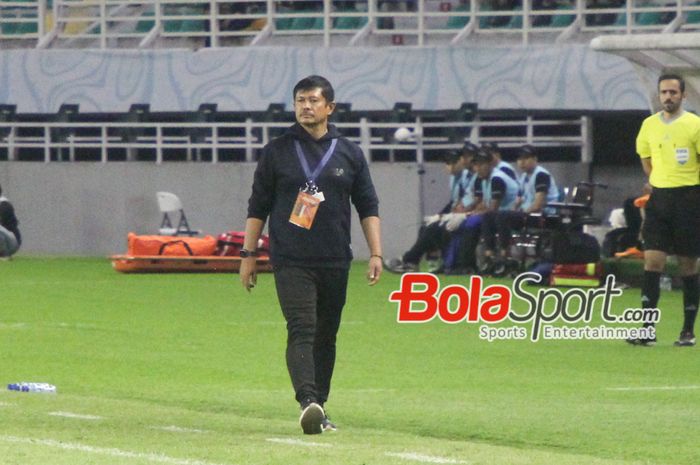 Pelatih Timnas U-19 Indonesia, Indra Sjafri saat mengawal Timnas U-19 Indonesia Di Stadion Gelora Bung Tomo, Surabaya, Jawa Timur, Rabu (17/7/2024) malam.