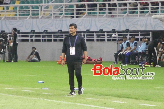 Pelatih Timnas U-19 Indonesia, Indra Sjafri saat mengawal Timnas U-19 Indonesia Di Stadion Gelora Bung Tomo, Surabaya, Jawa Timur, Rabu (17/7/2024) malam.