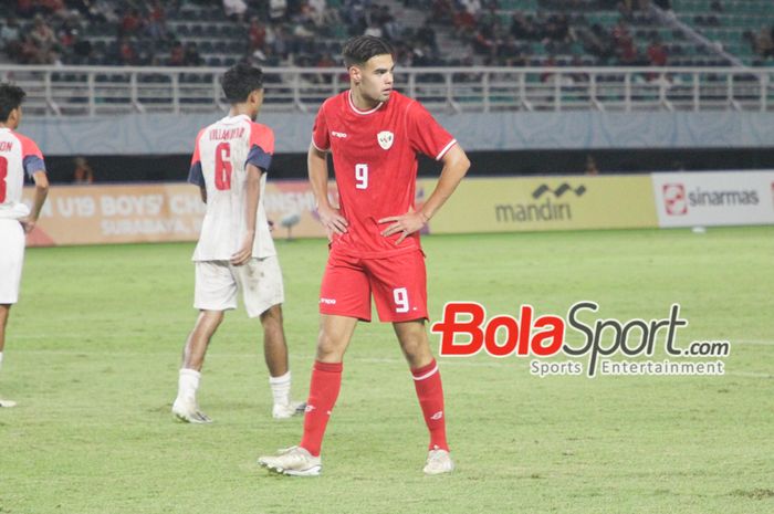 Pemain Timnas U-19 Indonesia Jens Raven melakukan debut perdana bersama Timnas U-19 Indonesia saat melawan Filipina U-19 Di Stadion Gelora Bung Tomo, Surabaya, Jawa Timur, Rabu (17/7/2024) malam. 