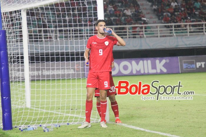 Pemain Timnas U-19 Indonesia Jens Raven melakukan debut perdana bersama Timnas U-19 Indonesia saat melawan Filipina U-19 Di Stadion Gelora Bung Tomo, Surabaya, Jawa Timur, Rabu (17/7/2024) malam. 