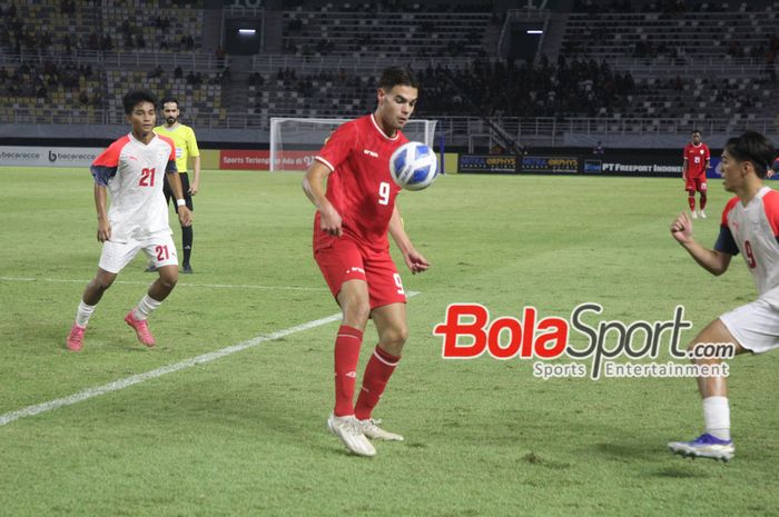 Aksi Individual Pemain Timnas Indonesia Jens Raven (Tengah) di Stadion Gelora Bung Tomo, Surabaya, Jawa Timur, Rabu (17/7/2024) malam.