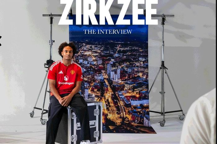 Joshua Zirkzee dalam momen wawancara perdana sebagai pemain Manchester United.