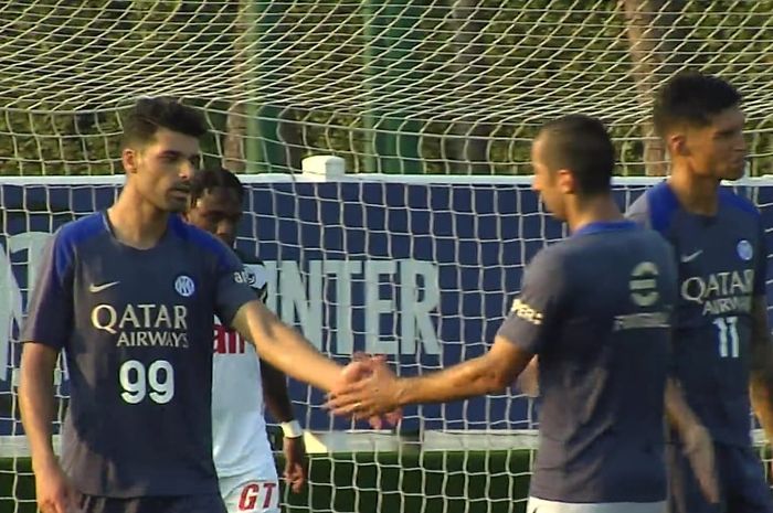 Bomber Iran, Mehdi Taremi (kiri) cetak 2 gol dan assist dalam debutnya bersama Inter Milan di laga uji coba lawan Lugano (17/4/2024).