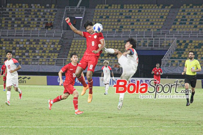 Penyerang timnas U-19 Indonesia, Arkhan Kaka, saat berduel dengan bek Filipina