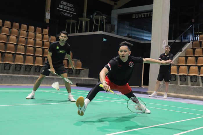 Pasangan ganda putra Indonesia, Fajar Alfian/Muhammad Rian Ardianto, dalam pemusatan latihan menjelang Olimpiade Paris 2024 di Chambly.