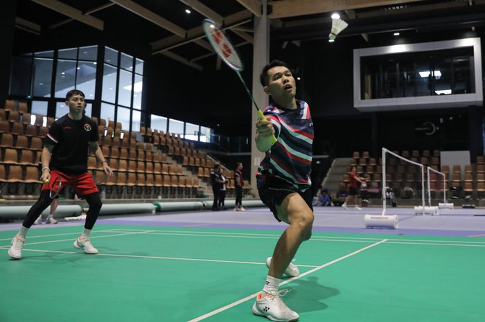 Pasangan ganda putra Indonesia, Fajar Alfian/Muhammad Rian Ardianto, dalam pemusatan latihan menjelang Olimpiade Paris 2024 di Chambly.