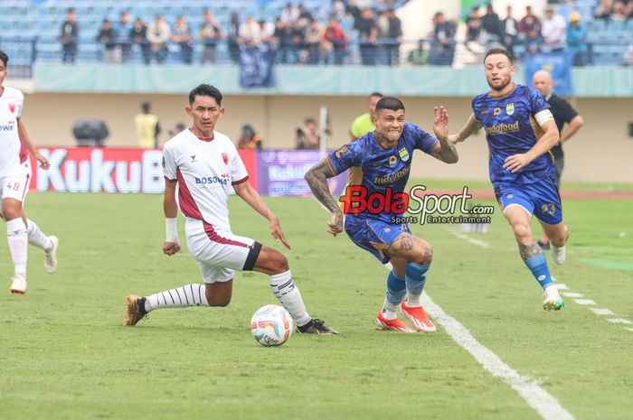 Ciro Alves (tengah) sedang berusaha melewati lawannya dalam laga pembuka Piala Presiden 2024 antara Persib Bandung versus PSM Makassar di Stadion Si Jalak Harupat, Bandung, Jawa Barat, Jumat (19/7/2024).