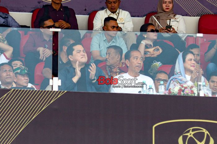 Presiden Republik Indonesia, Joko Widodo alias Jokowi (kanan) dan Ketua Umum PSSI, Erick Thohir (kiri), sedang menonton laga pembukaan Piala Presiden 2024 di Stadion Si Jalak Harupat, Bandung, Jawa Barat, Jumat (19/7/2024).