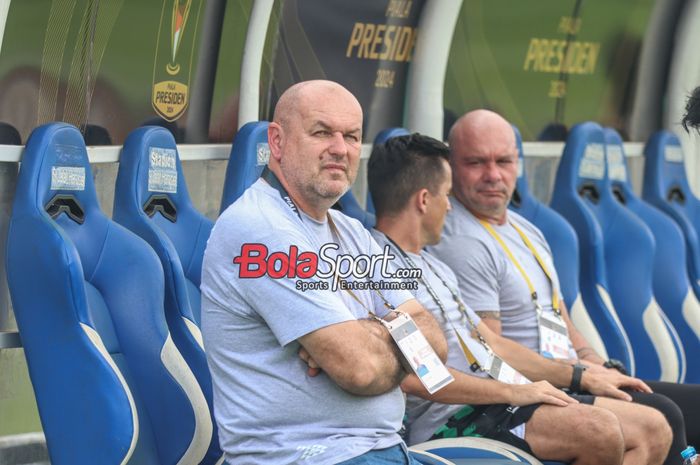 Pelatih Persib Bandung, Bojan Hodak, sedang memantau para pemainnya bertanding di Stadion Si Jalak Harupat, Bandung, Jawa Barat, Jumat (19/7/2024).