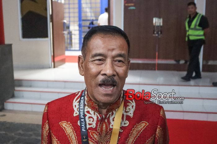 Manajer Persib Bandung, Umuh Muchtar, sedang memberikan keterangan kepada awak media di Stadion Si Jalak Harupat, Bandung, Jawa Barat, Jumat (19/7/2024).