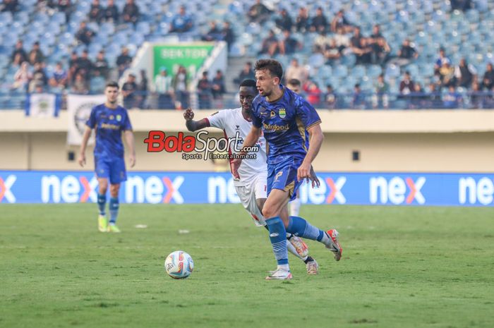 Mateo Kocijan (kanan) sedang menguasai bola dalam laga pembuka Piala Presiden 2024 antara Persib Bandung versus PSM Makassar di Stadion Si Jalak Harupat, Bandung, Jawa Barat, Jumat (19/7/2024).