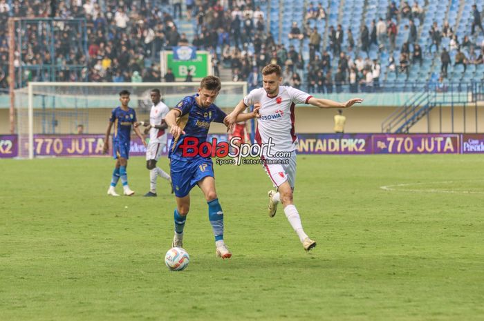 Mateo Kocijan (kiri) sedang menguasai bola dan dibayangi Nermin Haljeta (kanan) dalam laga pembuka Piala Presiden 2024 antara Persib Bandung versus PSM Makassar di Stadion Si Jalak Harupat, Bandung, Jawa Barat, Jumat (19/7/2024).