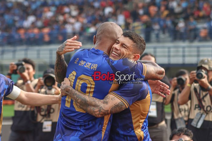 Ciro Alves (kanan) sedang melakukan selebrasi seusai mencetak gol dalam laga pembuka Piala Presiden 2024 antara Persib Bandung versus PSM Makassar di Stadion Si Jalak Harupat, Bandung, Jawa Barat, Jumat (19/7/2024).