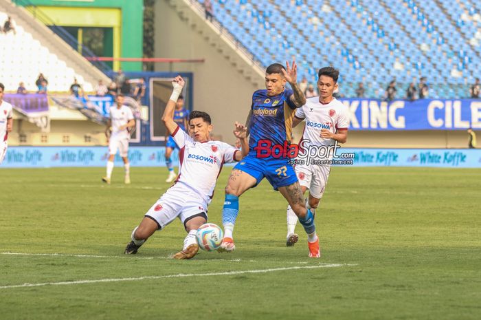 Ciro Alves (tengah) sedang berusaha melawati lawannya dalam laga pembuka Piala Presiden 2024 antara Persib Bandung versus PSM Makassar di Stadion Si Jalak Harupat, Bandung, Jawa Barat, Jumat (19/7/2024).