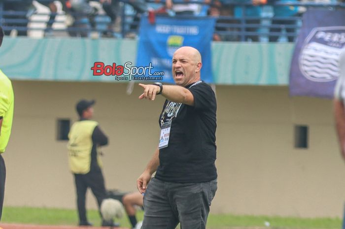 Pelatih PSM Makassar, Bernardo Tavares, sedang memberikan intruksi kepada para pemainnya saat bertanding di Stadion Si Jalak Harupat, Bandung, Jawa Barat, Jumat (19/7/2024).