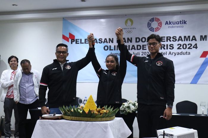 (Ki-ka) Ketua Umum Akuatik Indonesia, Anindya Novyan Bakrie, Atlet Renang Indonesia, Azzahra Permatahani dan Joe Aditya Wijaya, berpose bersama usai acara Pelepasan dan Doa Bersama Menuju Olimpiade Paris 2024, yang diselenggarakan di Semanggi, Jakarta, Jumat (19/7/2024).