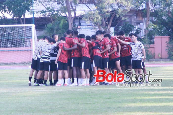 Kebersamaan saat latihan Timnas U-19 Indonesia di Stadion THOR, Surabaya, Jawa Timur, Jumat (19/7/2024) sore.