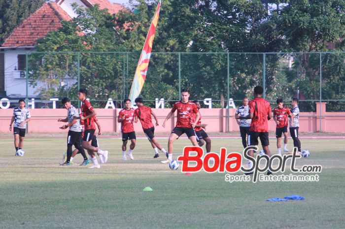 Latihan Timnas U-19 Indonesia jelang menghadapi Kamboja U-19 di Stadion Thor, Surabaya, Jawa Timur, Jumat (19/7/2024) sore.