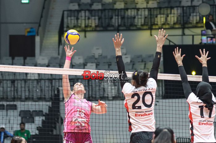 Outside hitter Jakarta Popsivo Polwan, Madison Rishel melepaskan serangan yang diadang dua pemain Jakarta Pertamina Enduro, Junaida Santi dan Nety Dyah pada perebutan peringkat ketiga Proliga 2024 di Indonesia Arena, Senayan, Jakarta, Sabtu (20/7/2024).