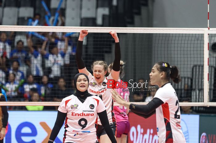 Jakarta Pertamina Enduro sedang merayakan poin dalam laga perebutan juara ketiga Proliga 2024 putri di Indonesia Arena, Senayan, Jakarta, Sabtu (20/7/2024).