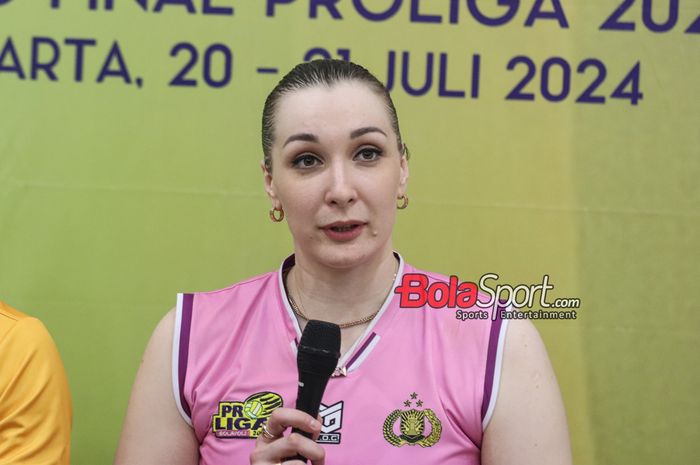 Pemain voli Jakarta Popsivo Polwan, Irina Voronkova, sedang memberikan keterangan kepada awak media di Indonesia Arena, Senayan, Jakarta, Sabtu (20/7/2024).