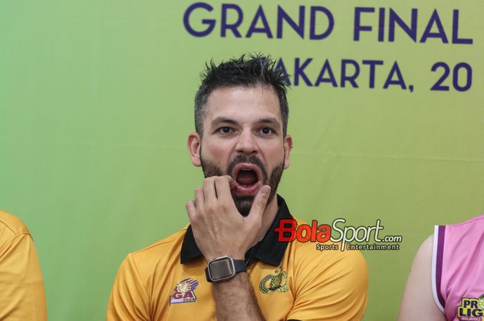 Pelatih voli Jakarta Popsivo Polwan, Gerardo Daglio, saat hadir dalam sesi jumpa pers di Indonesia Arena, Senayan, Jakarta, Sabtu (20/7/2024).