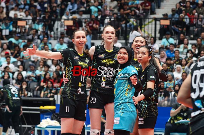 Jakarta Electric PLN sedang merayakan poin dalam laga final Proliga 2024 putri melawan Jakarta BIN di Indonesia Arena, Senayan, Jakarta, Sabtu (20/7/2024).