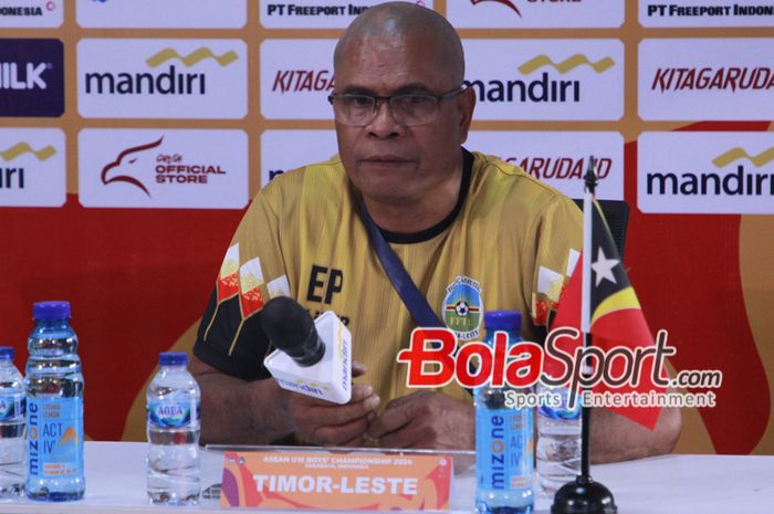 Pelatih Timnas U-19 Timor Leste, Eduardo Pereira, dalam jumpa pers setelah pertandingan melawan Timnas U-19 Filipina.