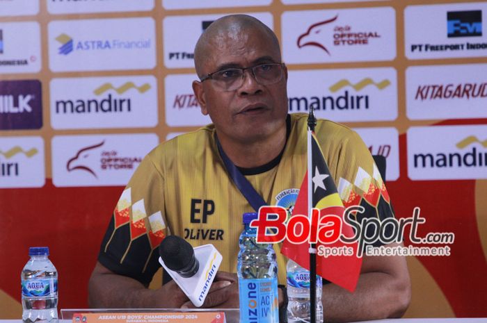 Pelatih Timnas U-19 Timor Leste, Eduardo Pereira, dalam jumpa pers setelah pertandingan melawan Timnas U-19 Filipina.