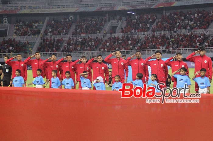 Skuad timnas U-19 Indonesia menyanyikan lagu kebangsaan saat menghadapi timnas U-19 Kamboja pada matchday kedua Grup A ASEAN Cup U-19 2024 di Stadion Gelora Bung Tomo (GBT), Surabaya, Sabtu (20/7/2024).