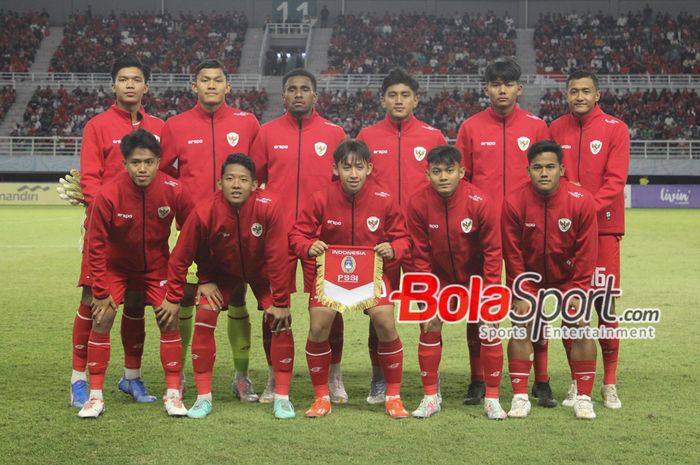 Skuad timnas U-19 Indonesia saat menghadapi timnas U-19 Kamboja pada matchday kedua Grup A ASEAN Cup U-19 2024 di Stadion Gelora Bung Tomo (GBT), Surabaya, Sabtu (20/7/2024).