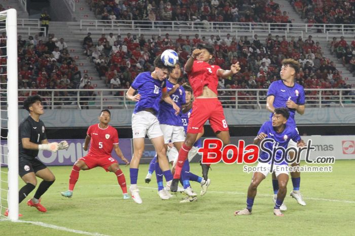 Aksi pemain timnas U-19 Indonesia saat menghadapi timnas U-19 Kamboja pada matchday kedua Grup A ASEAN Cup U-19 2024 di Stadion Gelora Bung Tomo (GBT), Surabaya, Sabtu (20/7/2024).