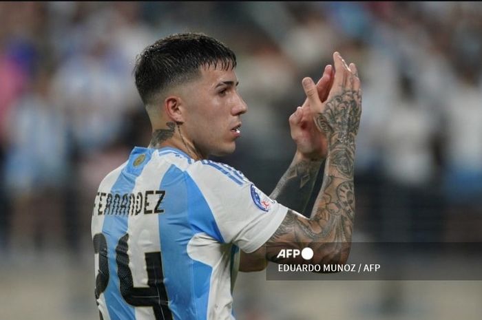 Gelandang timnas Argentina, Enzo Fernandez, terancam sanksi berat karena keterlibatan dalam insiden nyanyian berbau rasialisme saat merayakan gelar Copa America 2024.