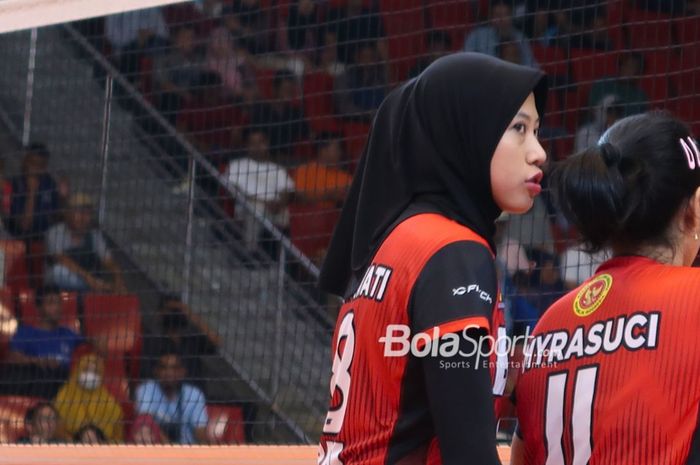 Megawati Hangestri Pertiwi berbicara dengan Myrasuci Indriani saat Jakarta BIN menghadapi Jakarta Electric PLN pada putaran kedua babak final four Proliga 2024 di Semarang, Jawa Tengah, 12 Juli 2024.