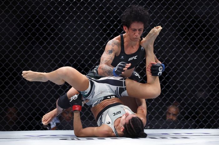 Petarung Brasil, Virna Jandiroba (hitam) meraih kemenangan pada UFC Vegas 94