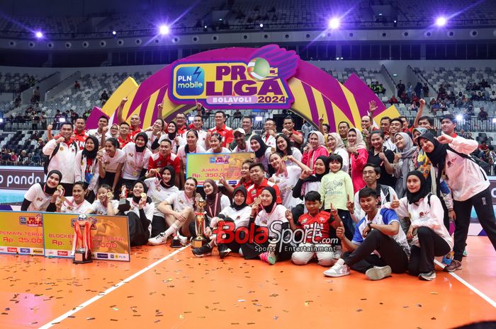 Skuat voli putri Jakarta BIN (skuad voli putri Jakarta BIN) sedang foto bersama seusai menjadi juara Proliga 2024 di Indonesia Arena, Senayan, Jakarta, Sabtu (20/7/2024).