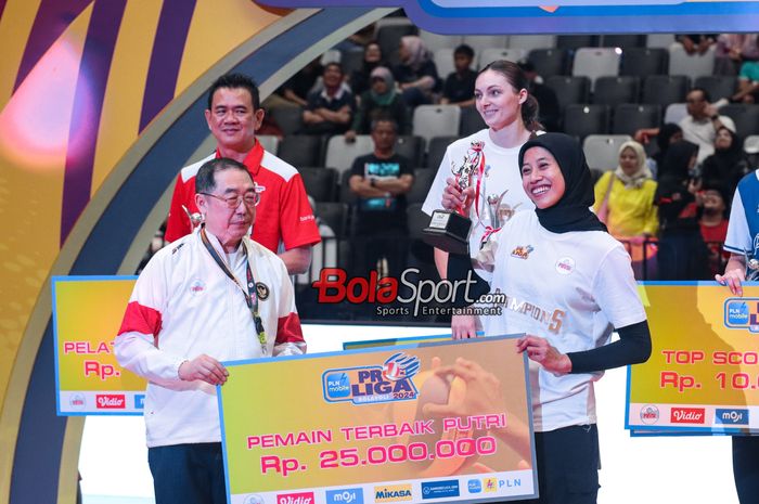 Pemain voli Jakarta BIN, Megawati Hangestri Pertiwi, meraih gelar pemain terbaik pada Proliga 2024 putri di Indonesia Arena, Senayan, Jakarta, Sabtu (20/7/2024).