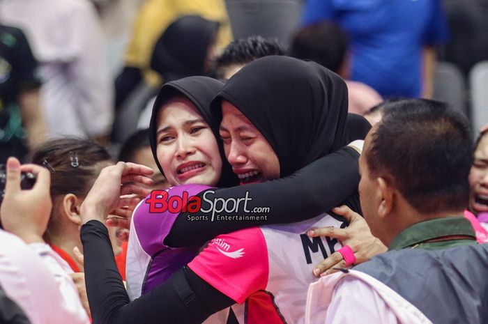 Megawati Hangestri Pertiwi (kanan) sempat menangis seusai timnya bernama Jakarta BIN menjadi juara turnamen voli Proliga 2024 putri di Indonesia Arena, Senayan, Jakarta, Sabtu (20/7/2024).