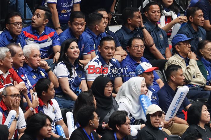 Susilo Bambang Yudhoyono, Agus Harimurti Yudhoyono, dan Annisa Pohan sedang menonton laga final Proliga 2024 putra antara Jakarta Lavani Allobank Electric versus Jakarta Bhayangkara Presisi di Indonesia Arena, Senayan, Jakarta, Minggu (21/7/2024) malam.