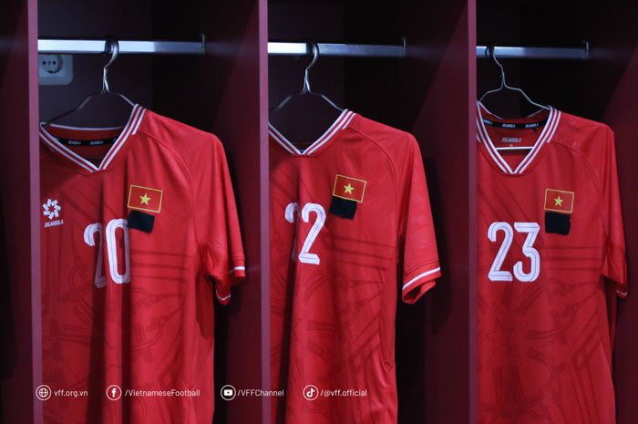 Jersi Timnas U-19 Vietnam dihiasi bendera hitam jelang laga kedua Grup B ASEAN Cup U-19 2024.