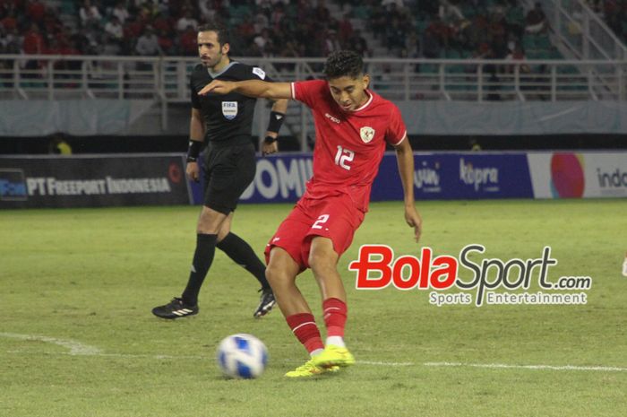 Pemain Timnas U-19 Indonesia Welber Jardim sedang melakukan tenda keras mengarah ke gawang Kamboja U-19 di Stadion Gelora Bung Tomo, Surabaya, Jawa Timur, Sabtu (20/7/2024)