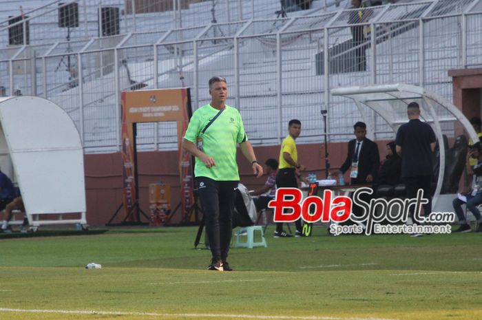 Pelatih Australia U-19 Trevor Morgan saat memberikan instruksi kepada pemain Australia U-19 di Stadion Gelora 10 November, Surabaya, Jawa Timur, Minggu (21/7/2024) sore.