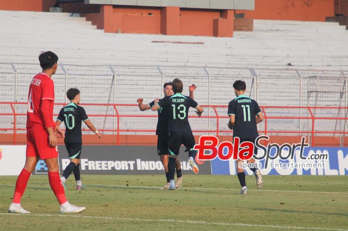 Selebrasi Pemain Australia U-19 Jake Najdovski (Tengah) Setelah berhasil mencetak gol  ketiganya di laga Australia U-19 menghadapi Vietnam U-19 Di Stadion Gelora 10 November, Surabaya, Jawa Timur, Minggu (21/7/2024) sore. 