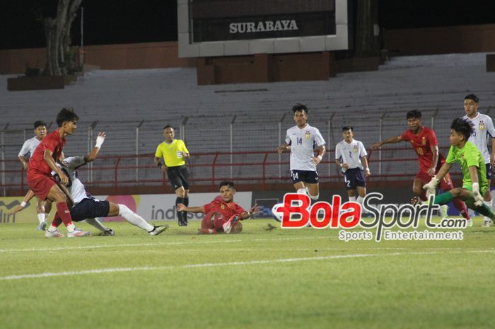 Myanmar U-19 melawan Laos U-19 kedua tim bermain terbuka sejak awal laga jual beli sarangan pun mewarnai babak pertama di Stadion Gelora 10 November, Surabaya, Jawa Timur, Minggu (21/7/2024) malam. 