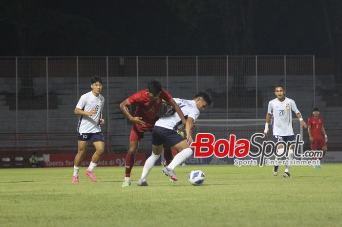 Suasana pertandingan antara Myanmar U-19 Vs Laos U-19 dalam laga kedua Grup B ASEAN Cup U-19 2024 di Stadion 10 November, Surabaya, Minggu (21/7/2024).